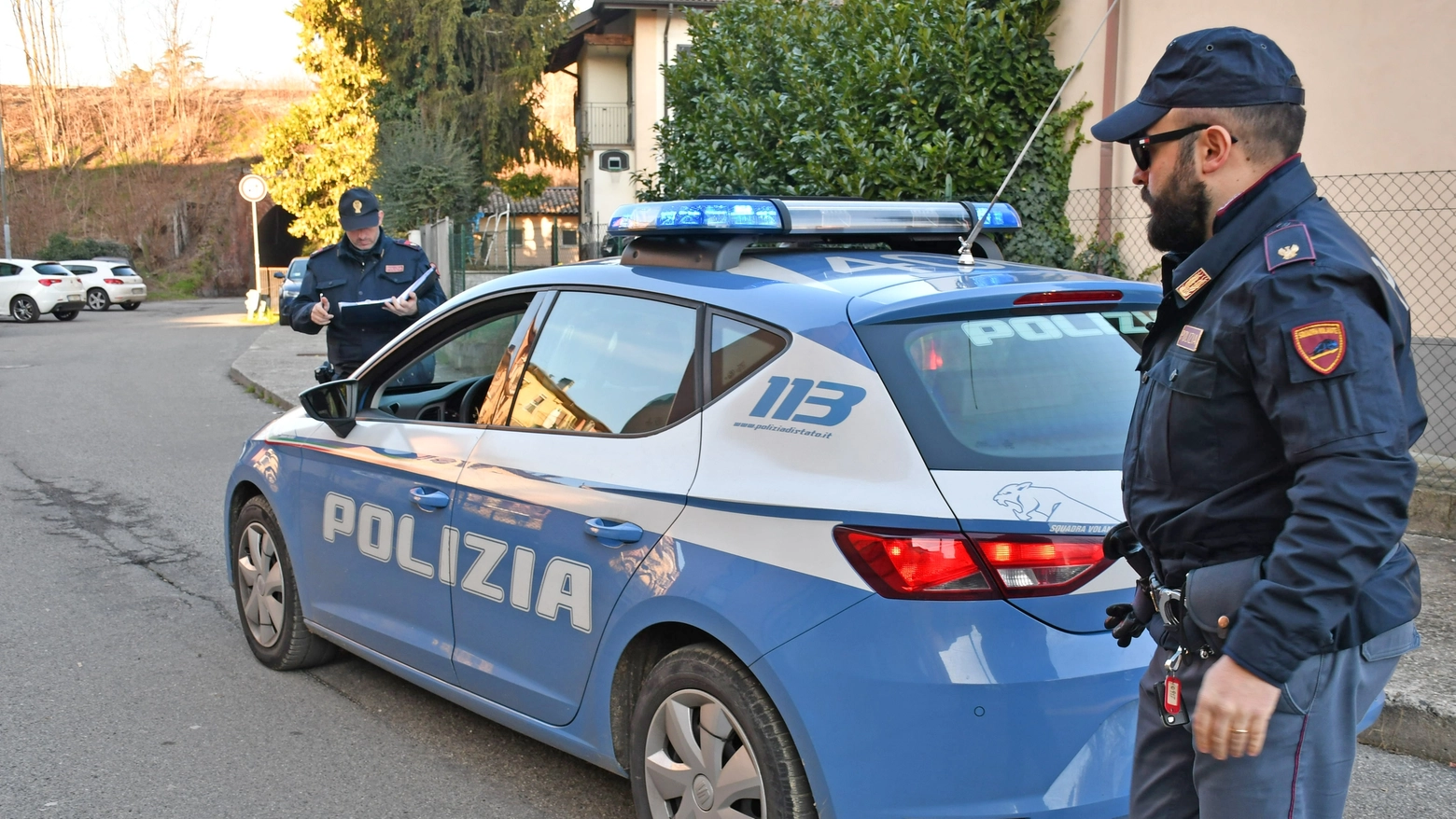 Intervento dei soccorsi sanitari e delle forze dell'ordine in viale Cesare Battisti, zona già nota per rapine e spaccio