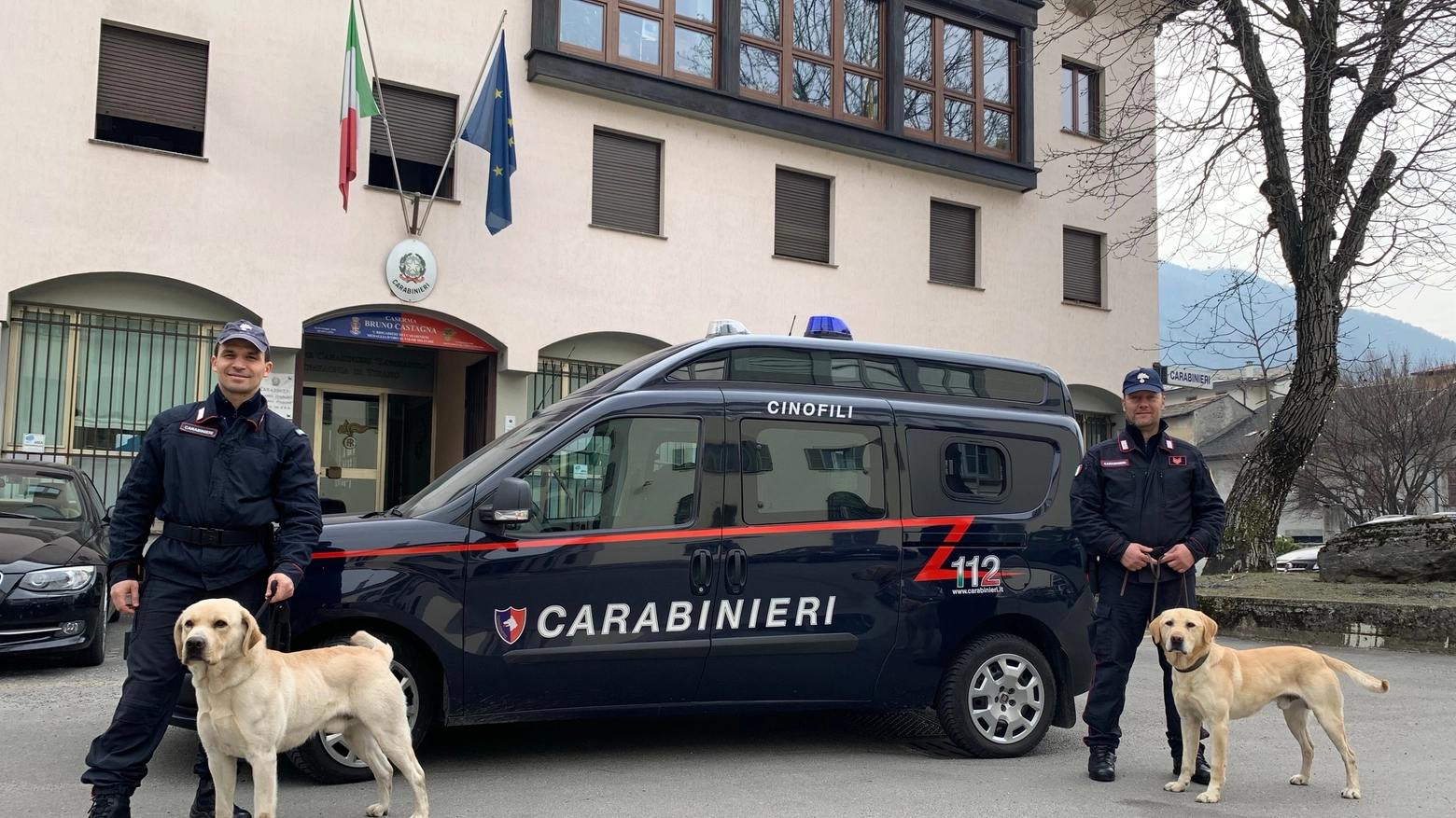 I carabinieri e il cane "Grinder" del Nucleo cinofili di Orio al Serio