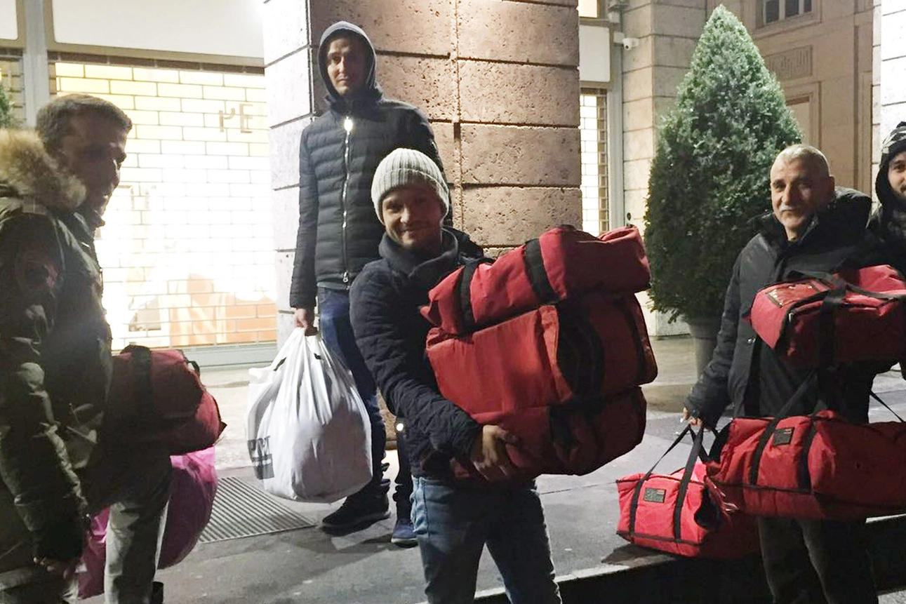 Claudio Caputo e i suoi collaboratori aiutano i senzatetto