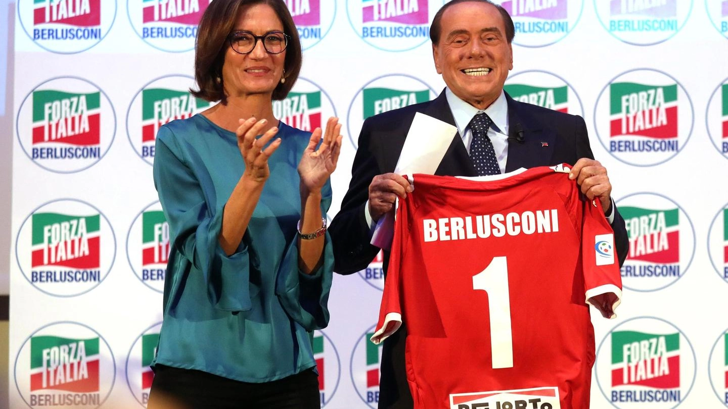 Silvio Berlusconi con la maglia del Monza con Mariastella Gelmini
