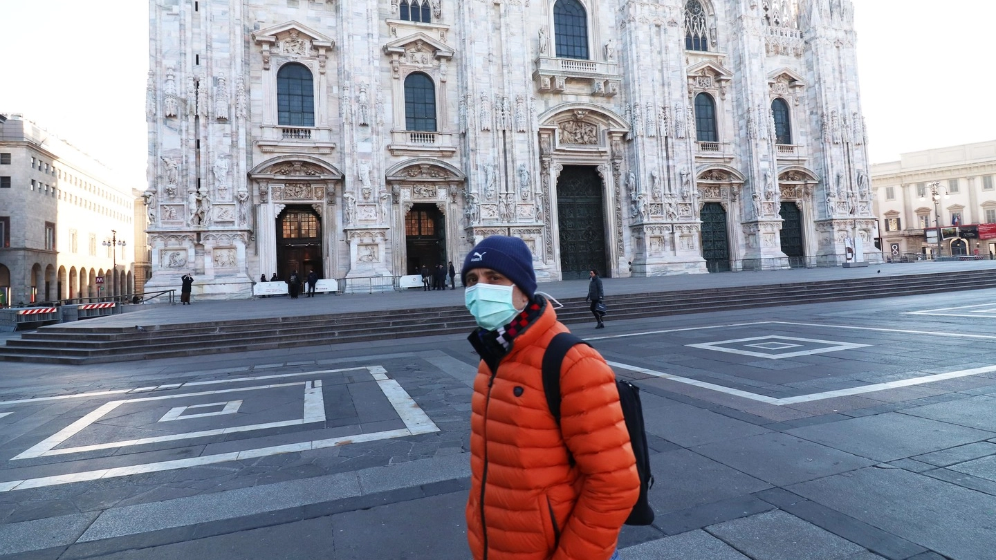 Duomo di Milano chiuso per emergenza conovirus (Ansa)