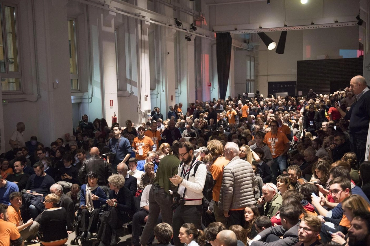 Gremita la sala allo Spazio Base per l'incontro con Renzi