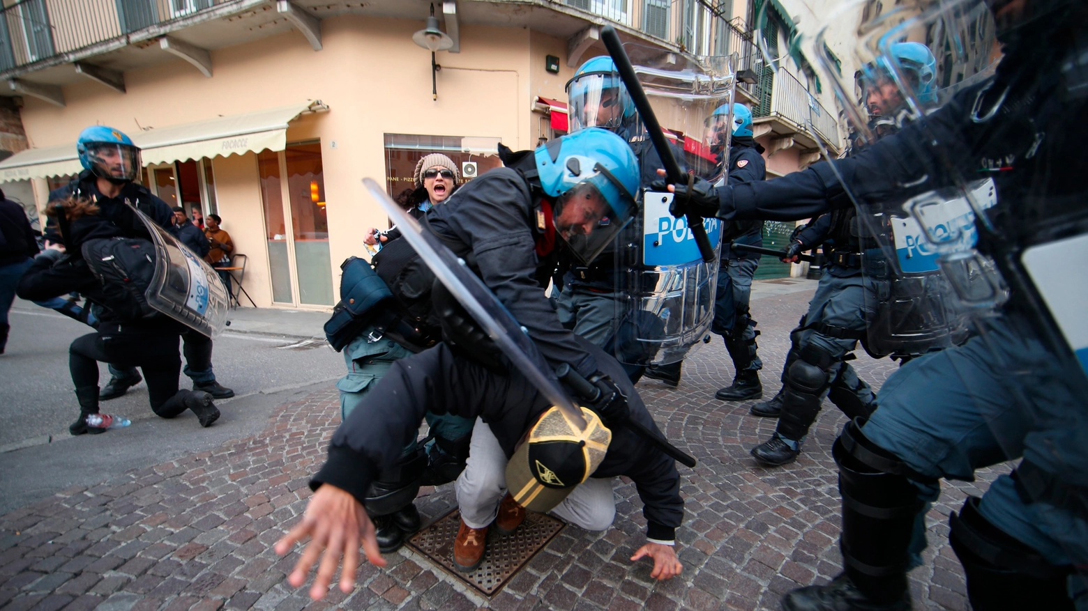 Gli scontri a Brescia (Fotolive)