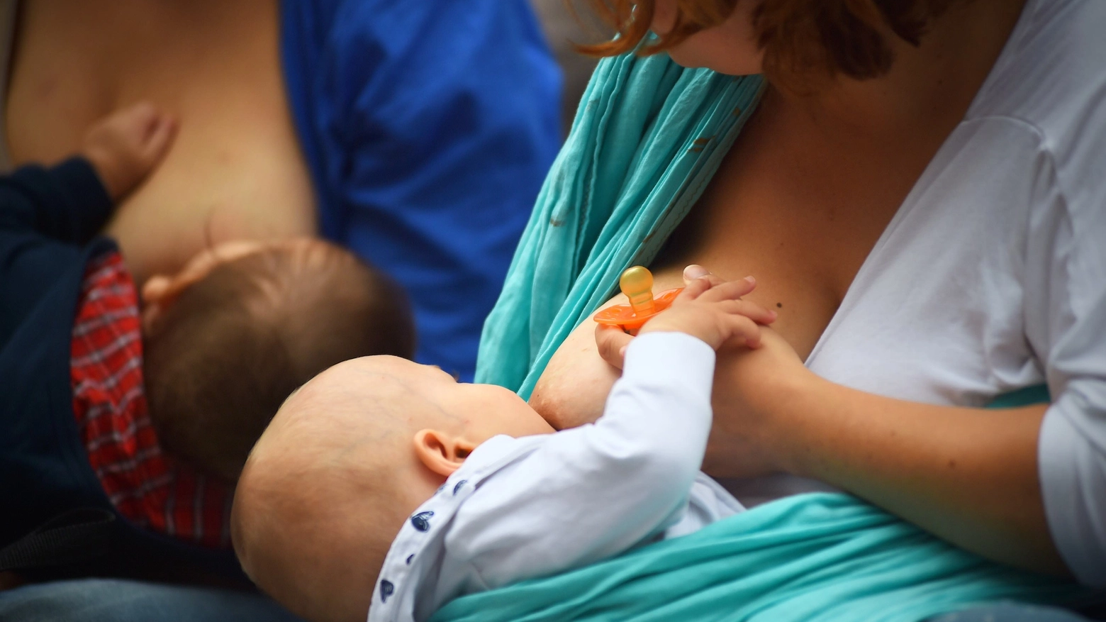 Un neonato allattato al seno