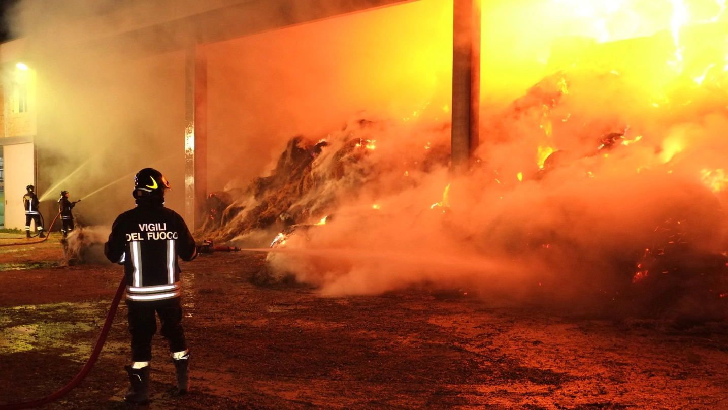 Incendio in un fienile, vigili del fuoco al lavoro