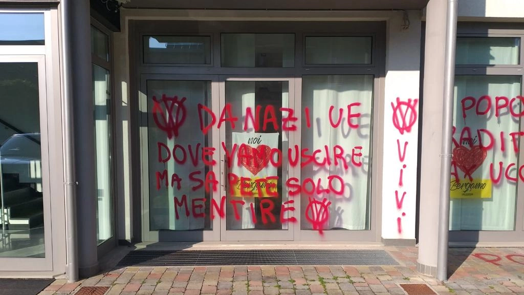 Le scritte spray contro la sede della Lega a Bergamo Le scritte spray contro la sede della Lega a Bergamo