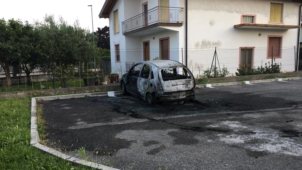 La foto di una delle auto bruciate (foto Facebook)