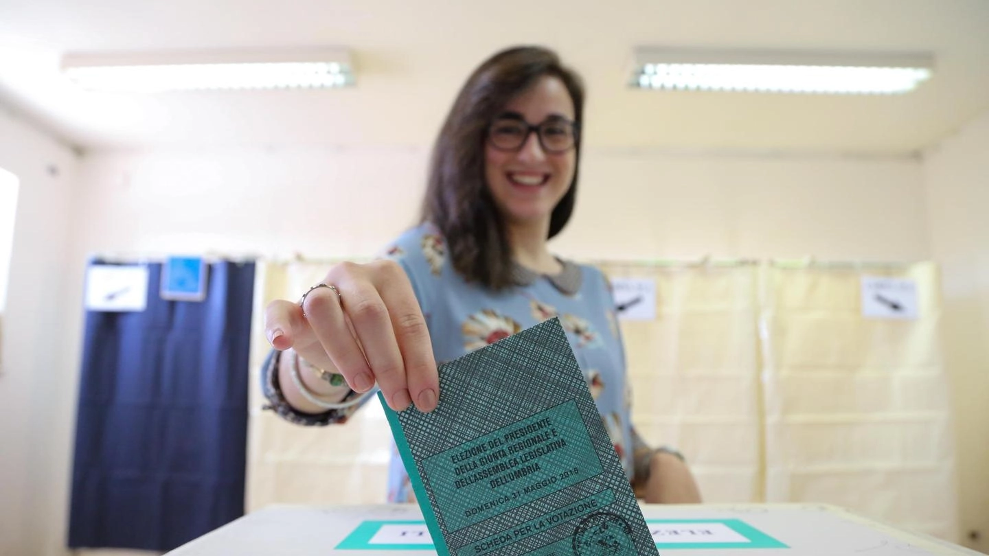 Cittadini al voto per eleggere il nuovo Consiglio regionale e il Presidente della Regione. Fontana vince con oltre il 60% dei voti: ecco i nomi degli eletti