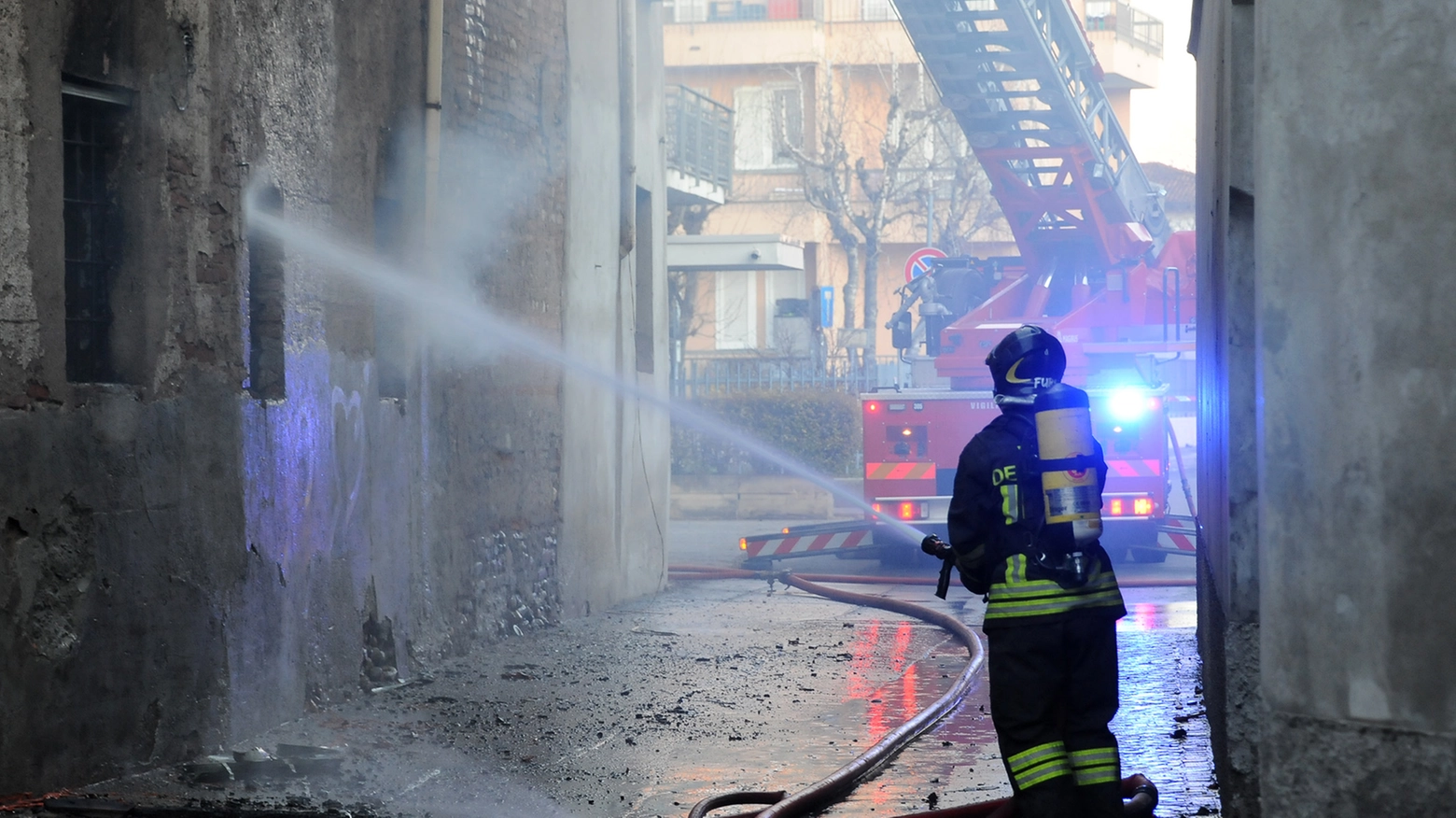 Incendio a Buscate (Foto Roberto Garavaglia)