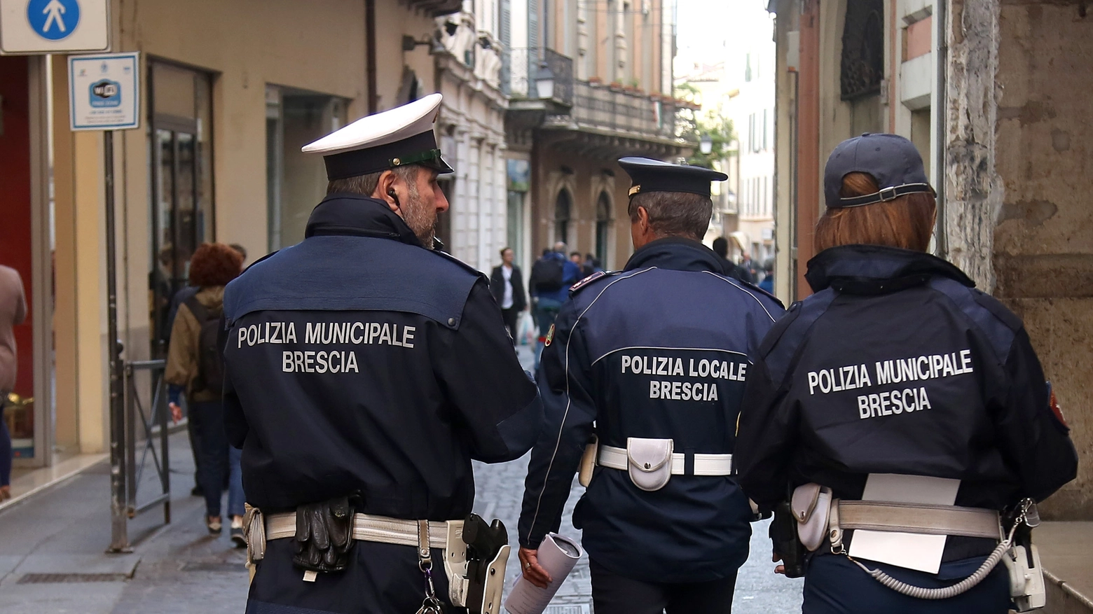 Agenti della polizia locale bresciana (Fotolive)