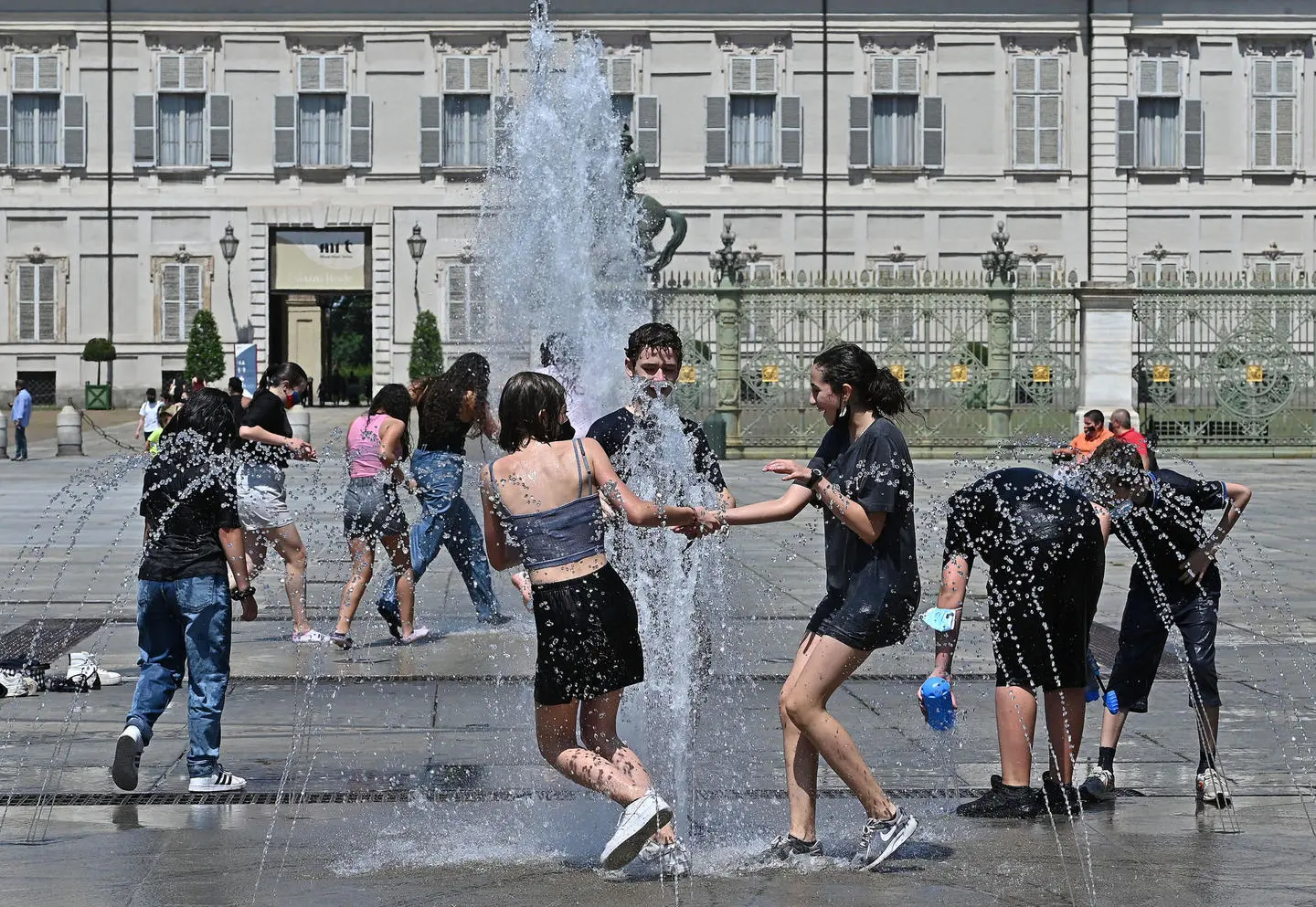Con l'anticiclone tropicale, rischi long-Covid e picchi da 40 gradi: 5 consigli anti-caldo