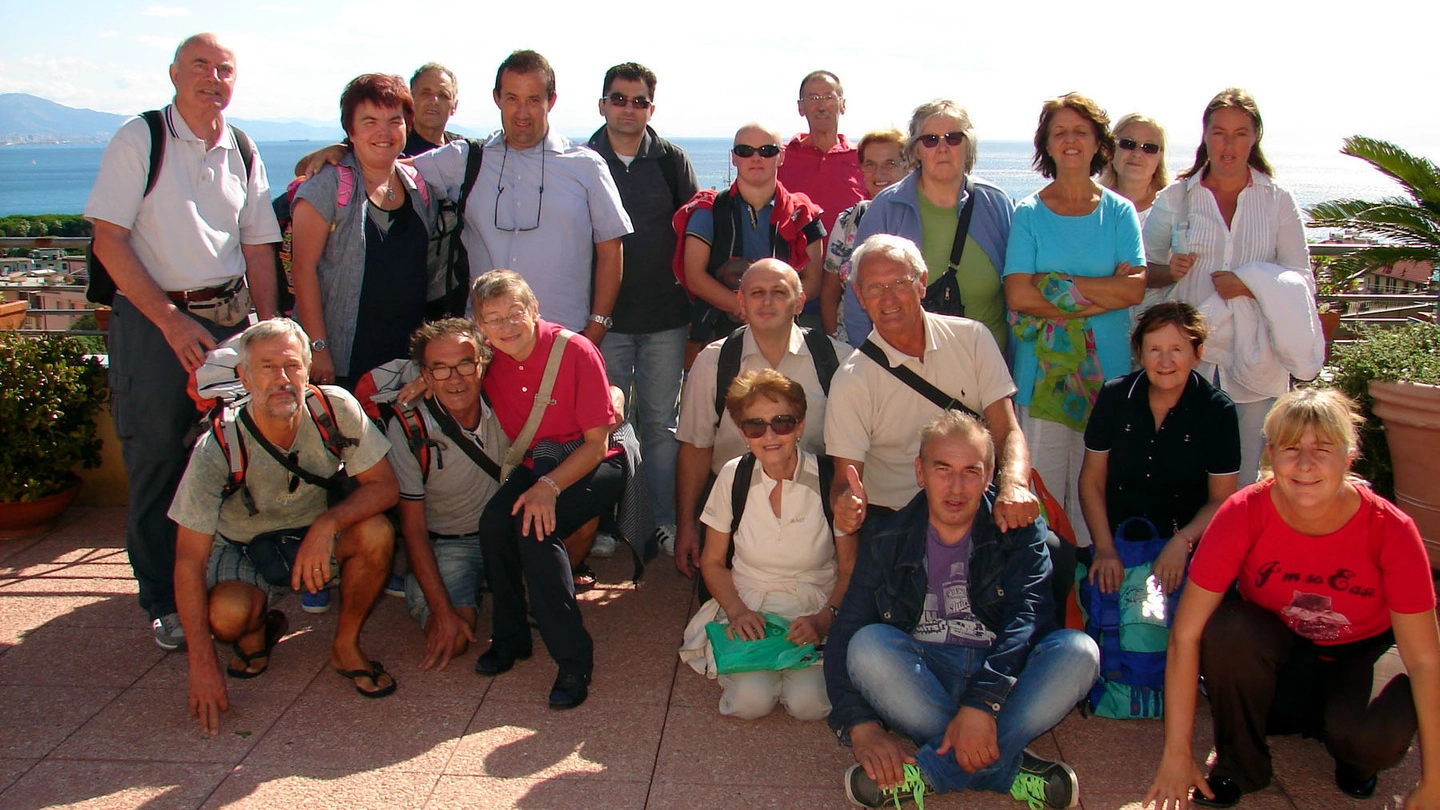 Luciano Davanzo, 66 anni, di Colico, primo in basso a sinistra, con un gruppo di amici