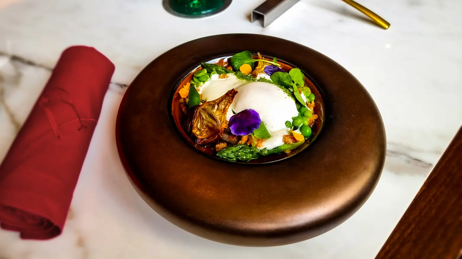 L'Uovo in Vignarola, il piatto speciale di Pasqua nei ristoranti di Alessandro Borghese