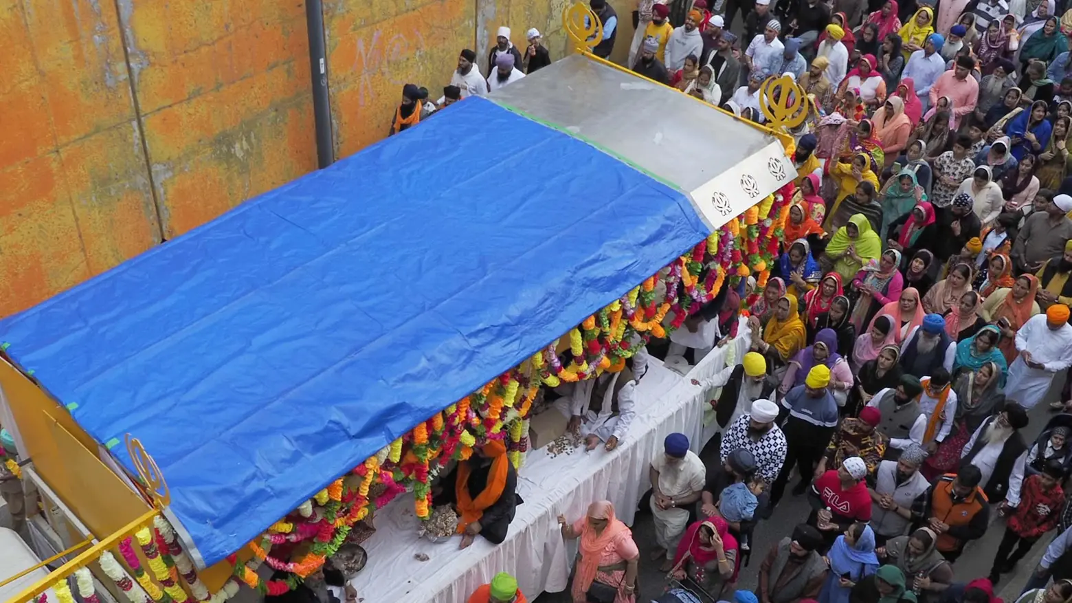 La festa sacra dei sikh  Piedi nudi e capo coperto:  ventimila fedeli in corteo
