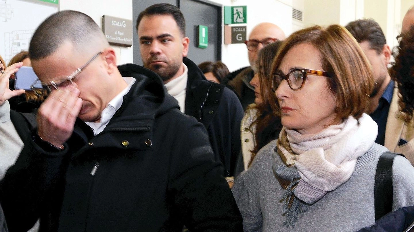 Mario Tramontano, fratello di Giulia, in lacrime mentre entra nell’aula del processo, accompagnato dalla madre Loredana