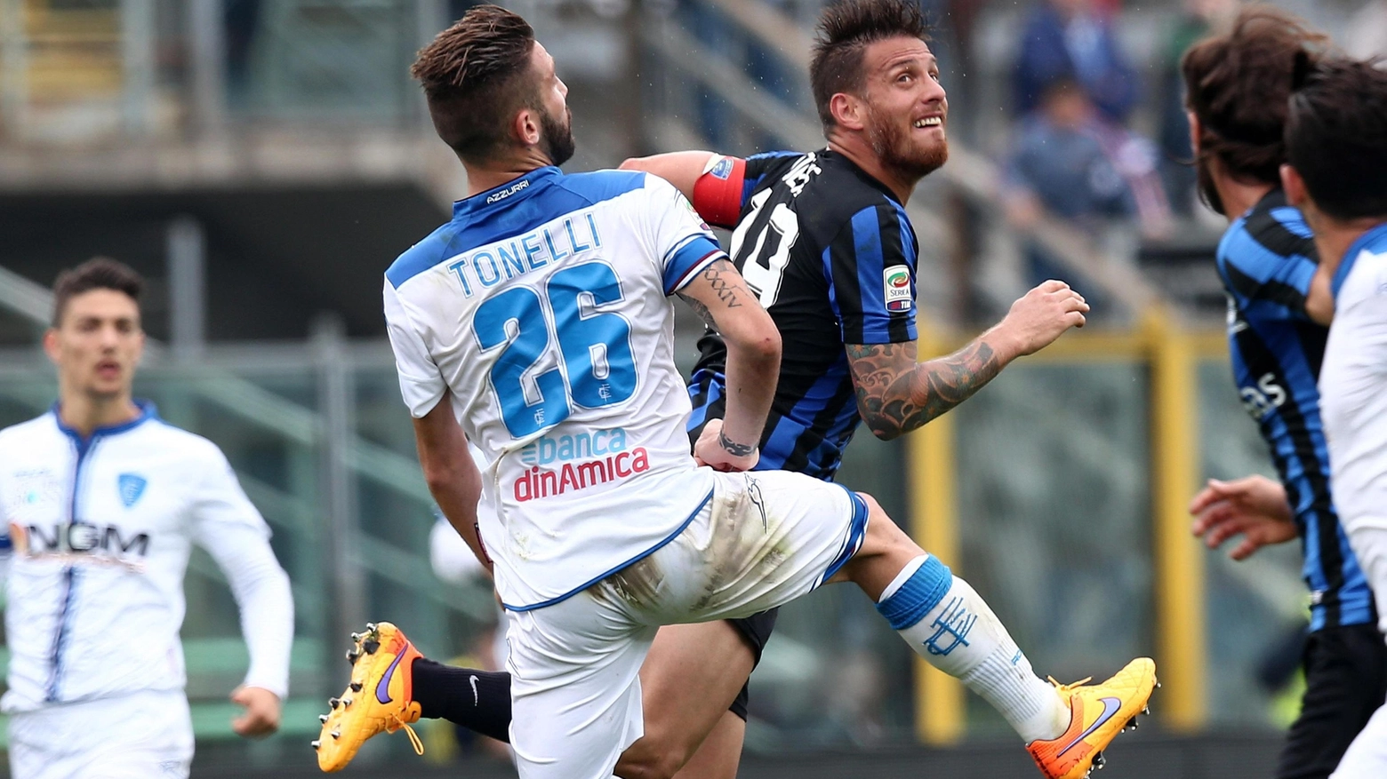 'attaccante dell'Atalanta German Denis in azione con il difensore dell'Empoli Lorenzo Tonelli