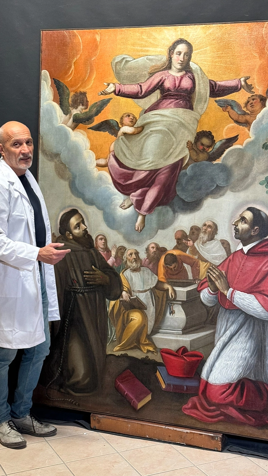 Il restauratore Gatti mostra il risultato dell'impegnativo intervento sulla tela del 500