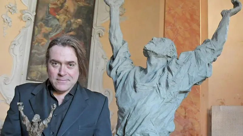 Lo scultore Antonio De Paoli mostra la statua di San Francesco