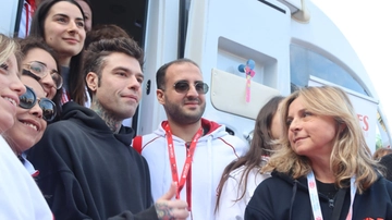Fedez in piazza Duomo ai giovani: “Siete il futuro, donate il sangue e salverete delle vite”