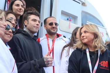 Fedez in piazza Duomo ai giovani: “Siete il futuro, donate il sangue e salverete delle vite”