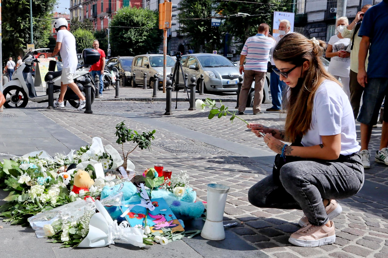 Fiori sul luogo dove è morto il piccolo Samuele