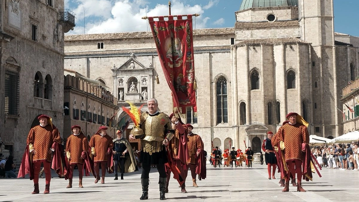Corteo della Quintana nella piazza di Ascoli