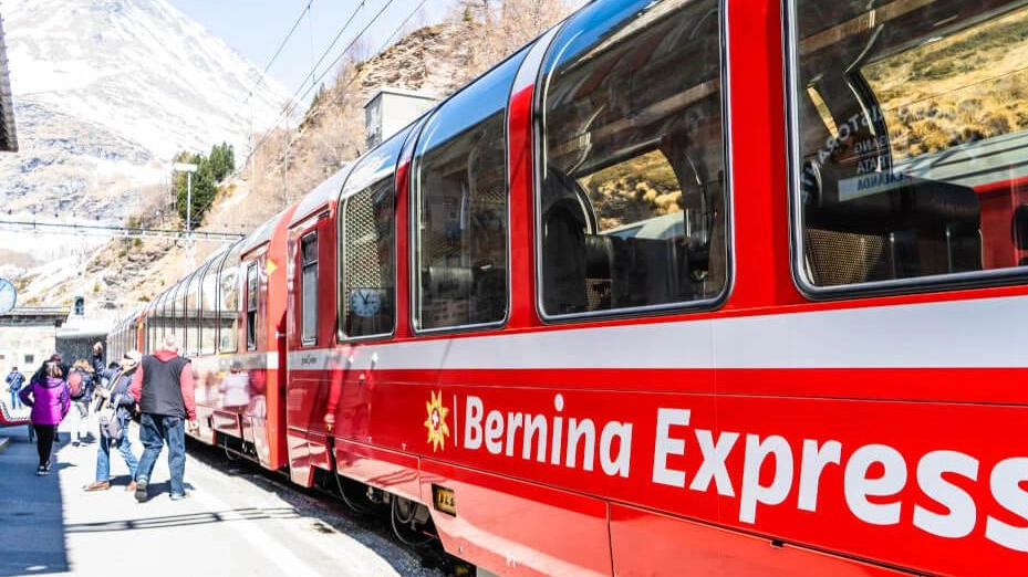 Festa per il Bernina express  Mezzo secolo di turisti ed emozioni