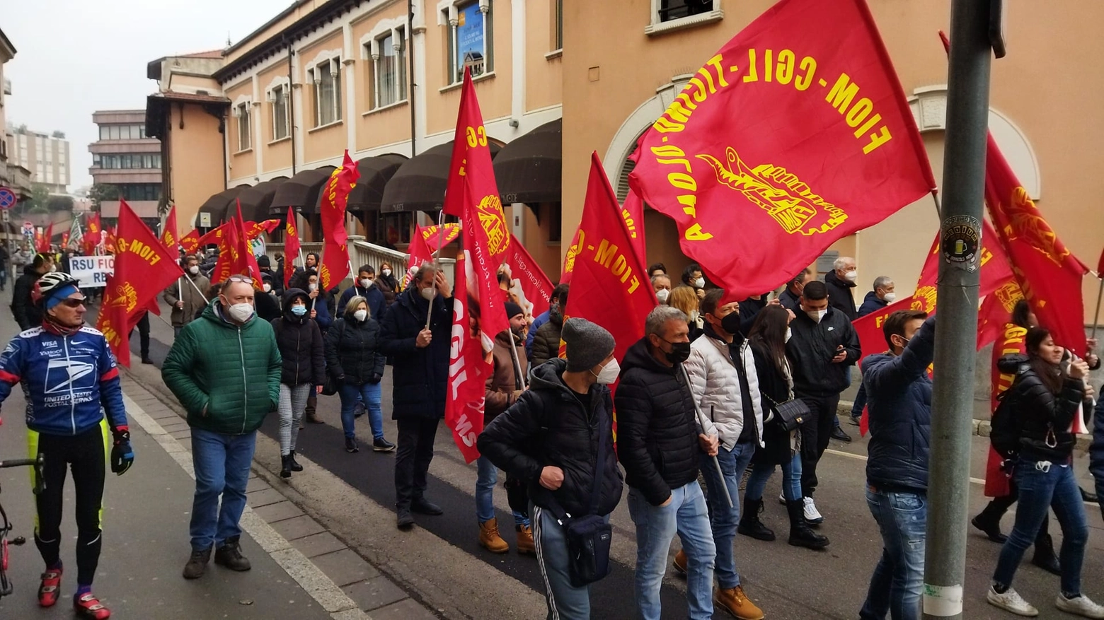 La manifestazione dei lavoratori Emerson tenutasi qualche settimana per le vie di Legnano