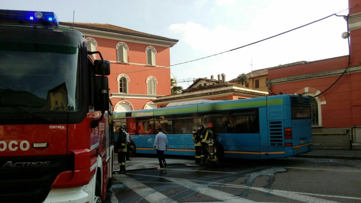 I vigili del fuoco spengono l'incendio sul bus