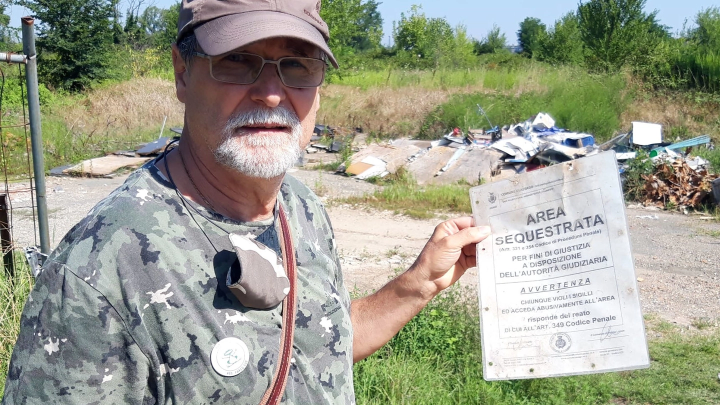 L'ambientalista Tony Bruson nell'area sequestrata