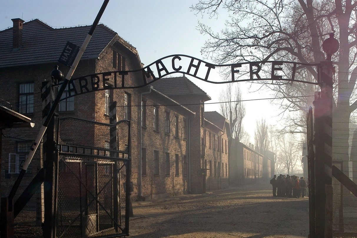 "Il lavoro rende liberi", il motto posto sopra il cancello di Auschwitz