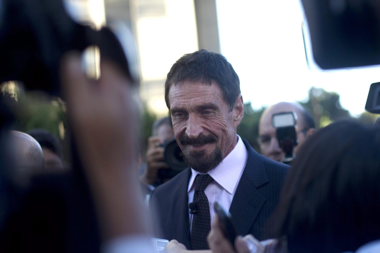 John McAfee durante il suo arresto a Barcellona