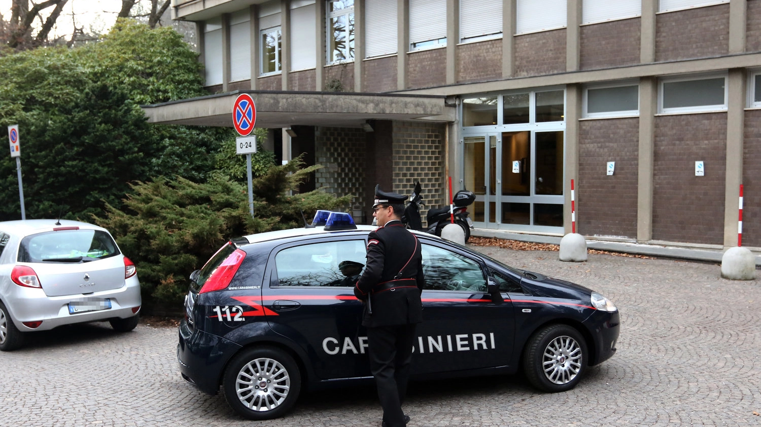 I carabinieri nella sede distaccata dell'ospedale di Circolo Velate
