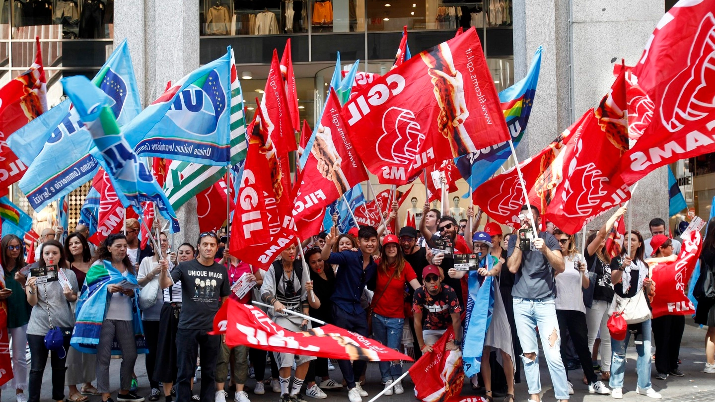 La protesta dei lavoratori davanti al negozio H&M di piazza San Babila