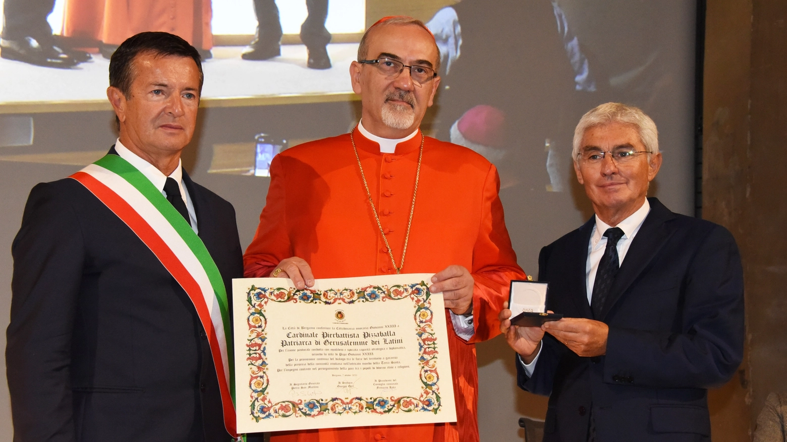 Bergamo, cittadinanza onoraria al cardinale Pierbattista Pizzaballa con il sindaco Giorgio Gori e il presidente del Consiglio comunale Ferruccio Rota Bergamo, cittadinanza onoraria al cardinale Pierbattista Pizzaballa con il sindaco Giorgio Gori e il presidente del Consiglio comunale Ferruccio Rota