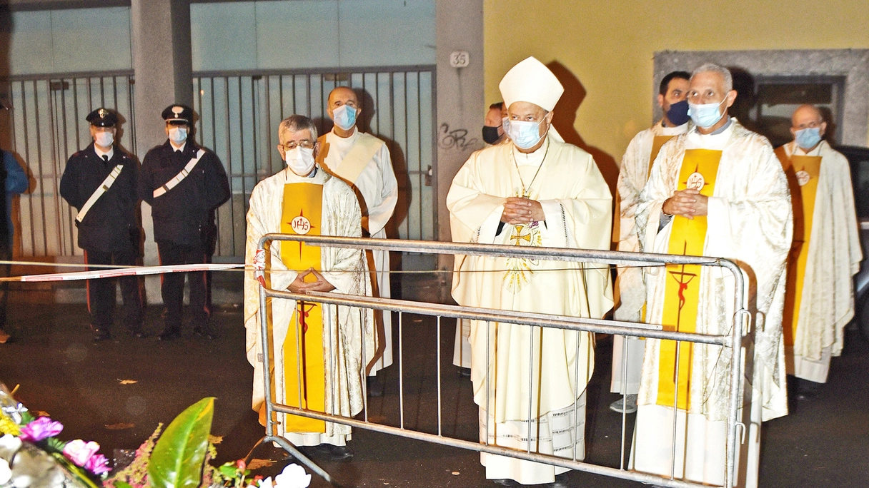 Il vescovo Oscar Cantoni durante il primo incontro di preghiera per don Roberto