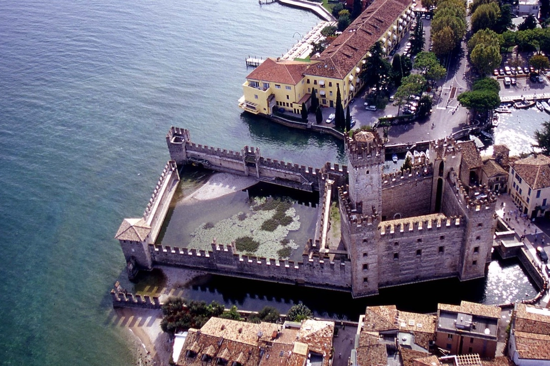 Il Castello di Sirmione sul lago di Garda