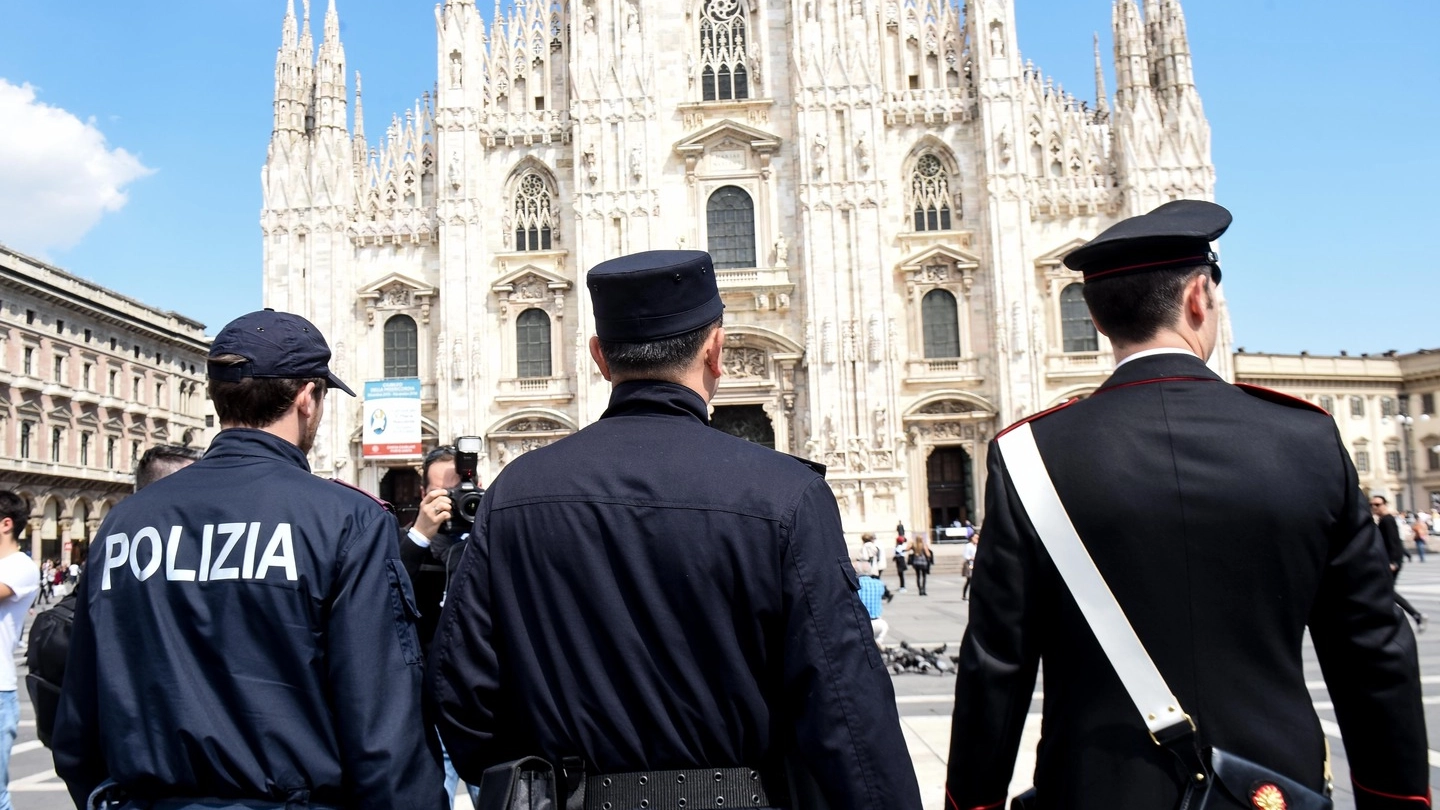 Forze dell'ordine in piazza Duomo