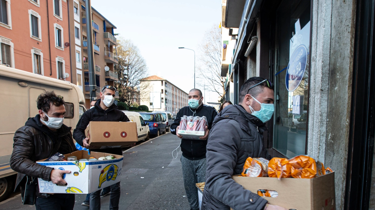 I carabinieri consegnano in viale Suzzani il cibo da donare a chi ne ha bisogno