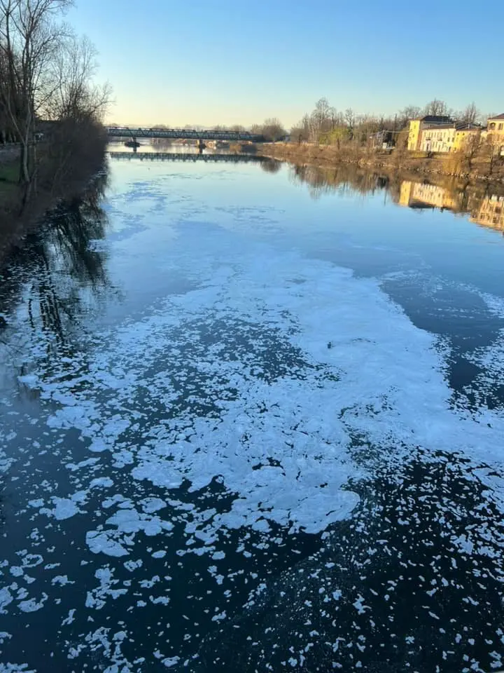 Sversamenti di liquami: scia di schiuma nell'Adda