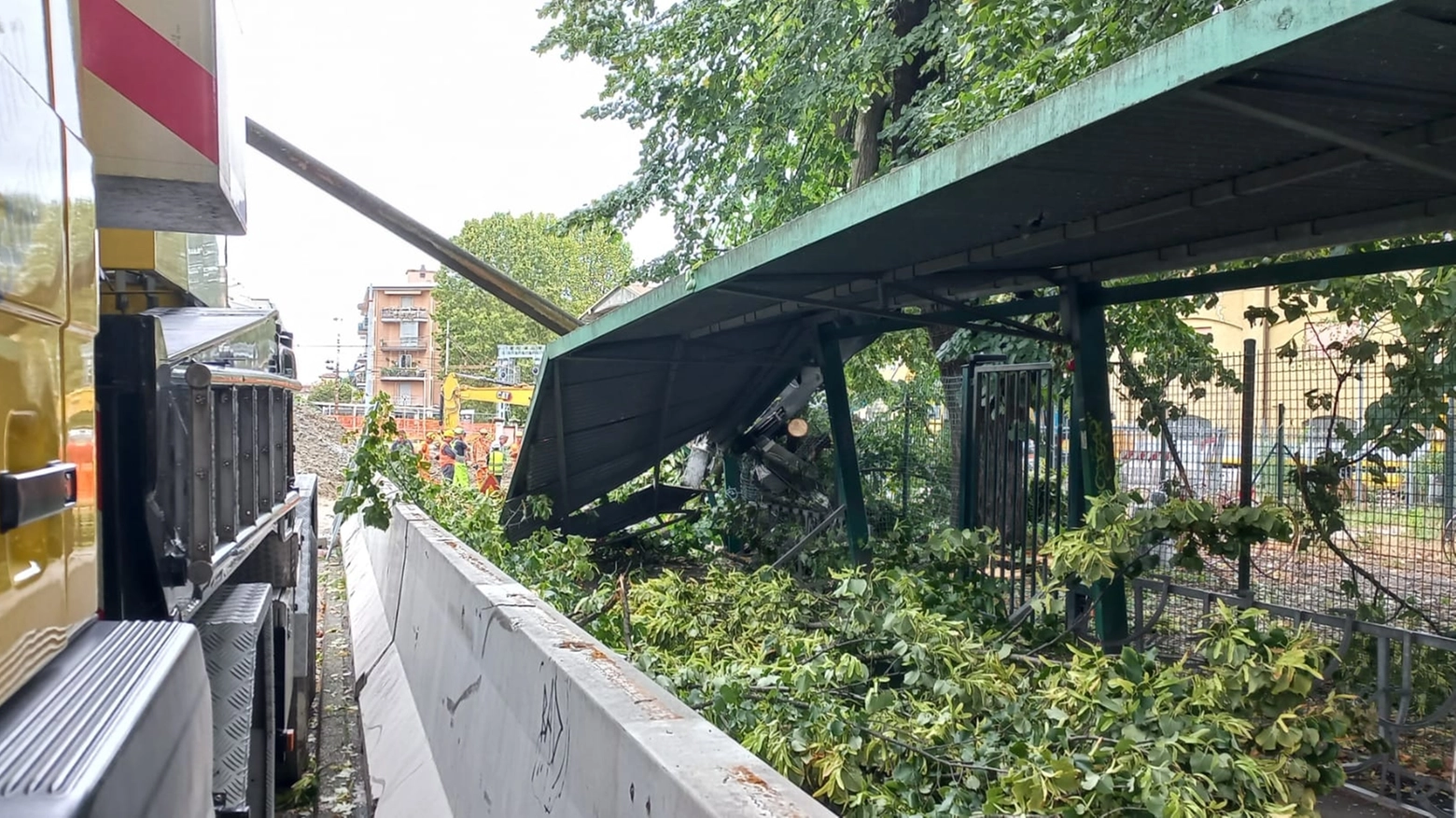 Il danno alla tettoia provocato dalla caduta della trivella Il danno alla tettoia provocato dalla caduta della trivella