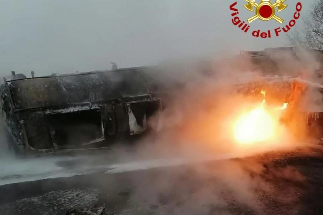 Vigili del fuoco al lavoro per spegnere l'incendio
