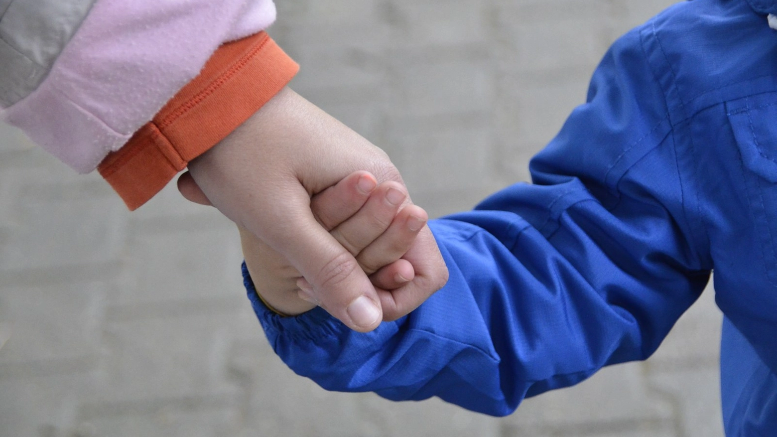 La mano di un bambino in una foto di repertorio (foto Attalmi)