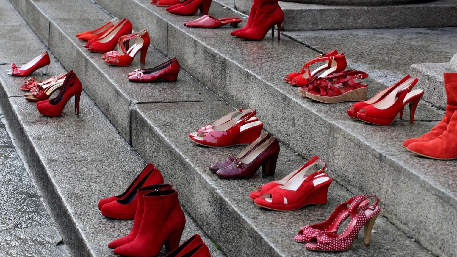 Scarpette rosse, il simbolo contro la violenza sulle donne Scarpette rosse, il simbolo contro la violenza sulle donne