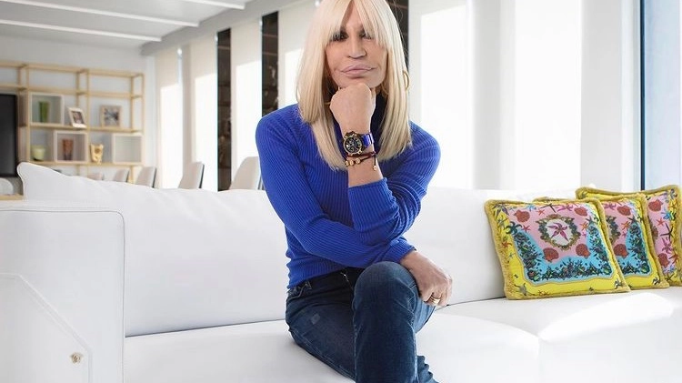 Donatella Versace, il compleanno social ripercorre la storia della moda