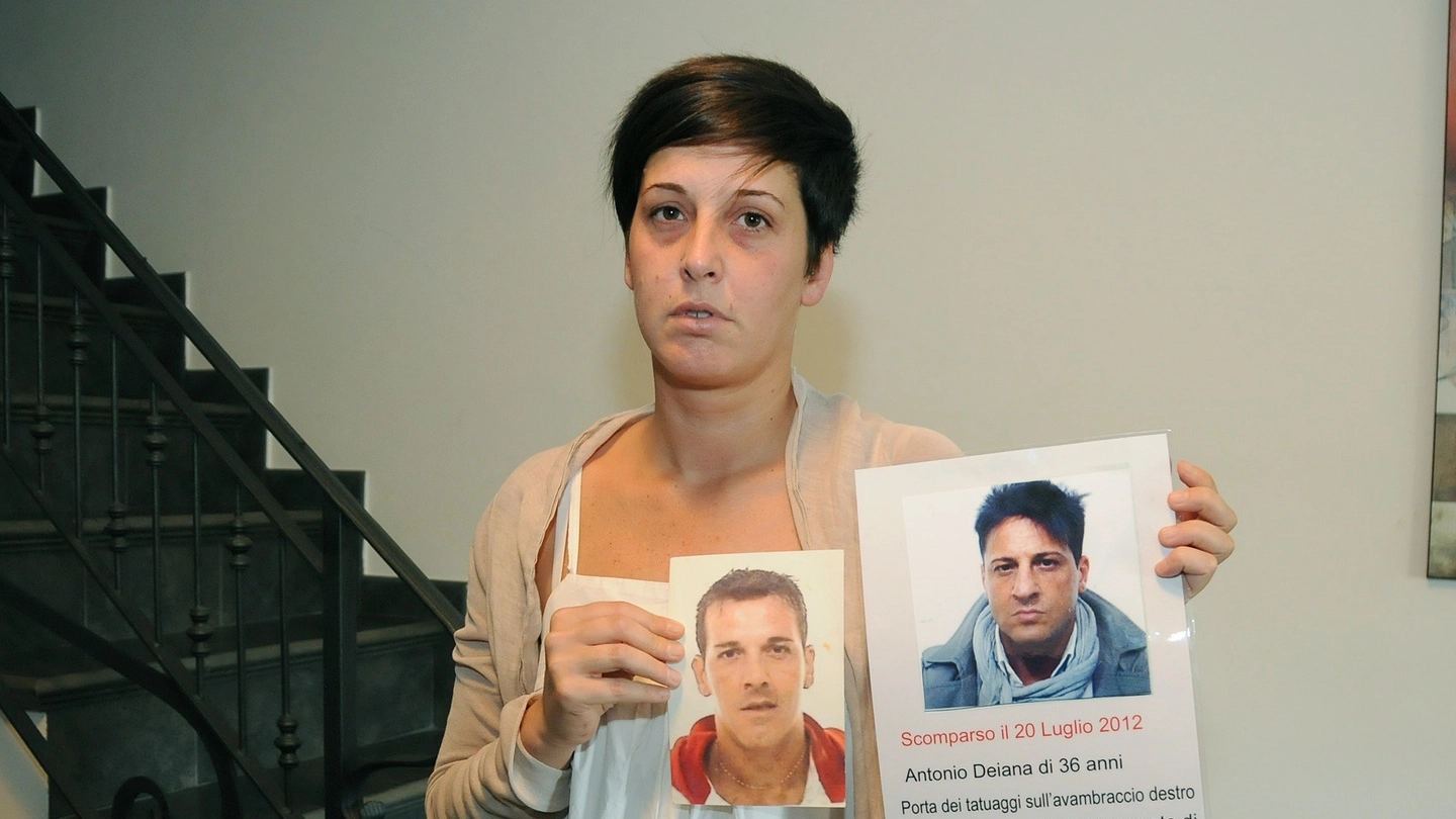 Antonella Deiana mostra le foto  dei fratelli scomparsi: da sinistra Salvatore e Antonio (Cusa)