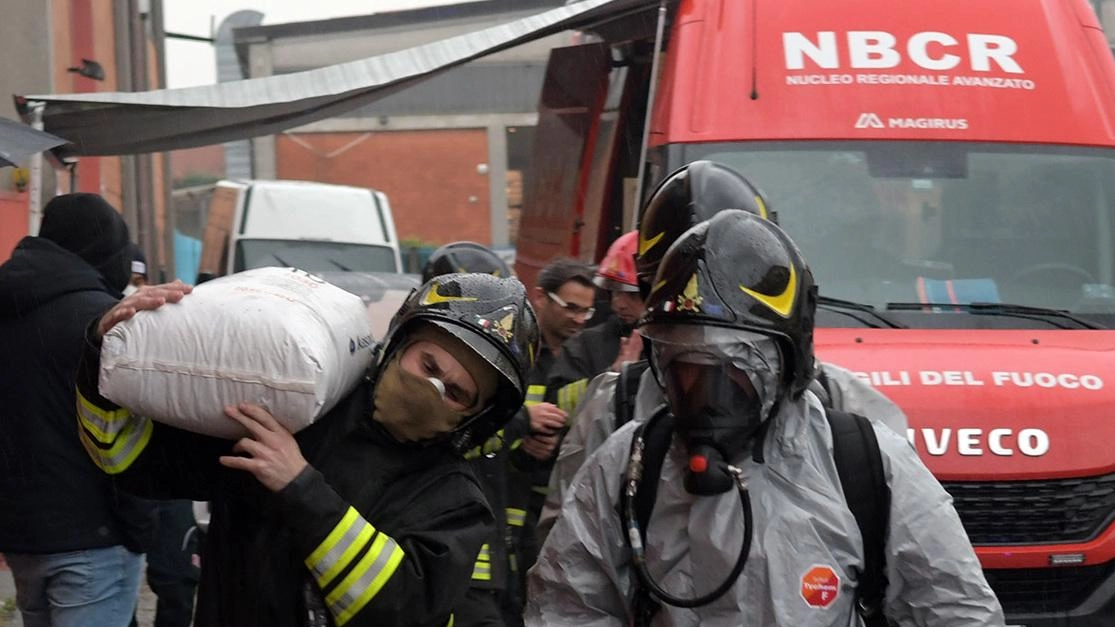 L’ex azienda chimica. Brucia il capannone in ristrutturazione. Analisi Arpa sul fumo L’ex azienda chimica. Brucia il capannone in ristrutturazione. Analisi Arpa sul fumo