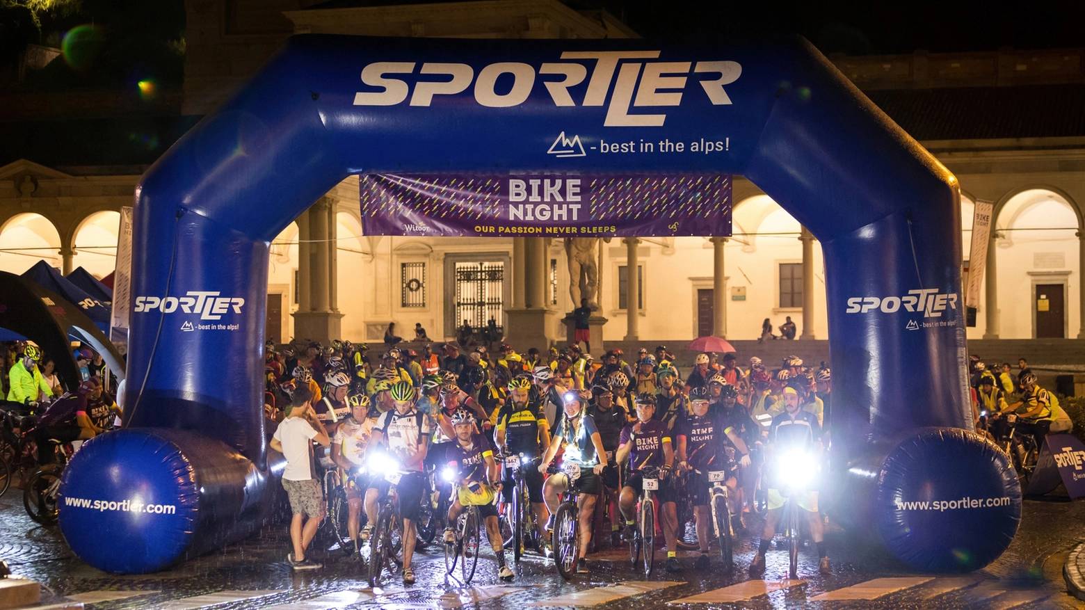 La partenza di una Bike Night La partenza di una Bike Night