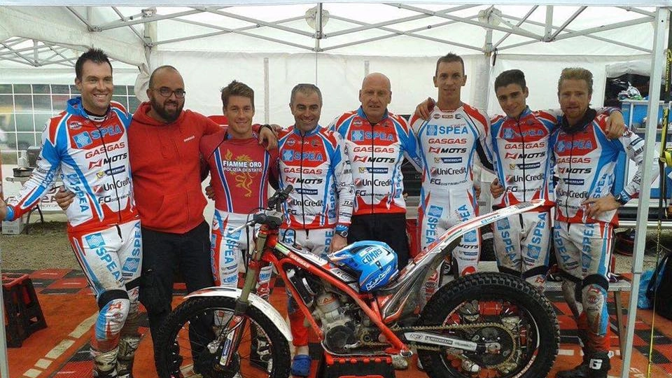 Matteo Grattarola con i membri del Team Spea
