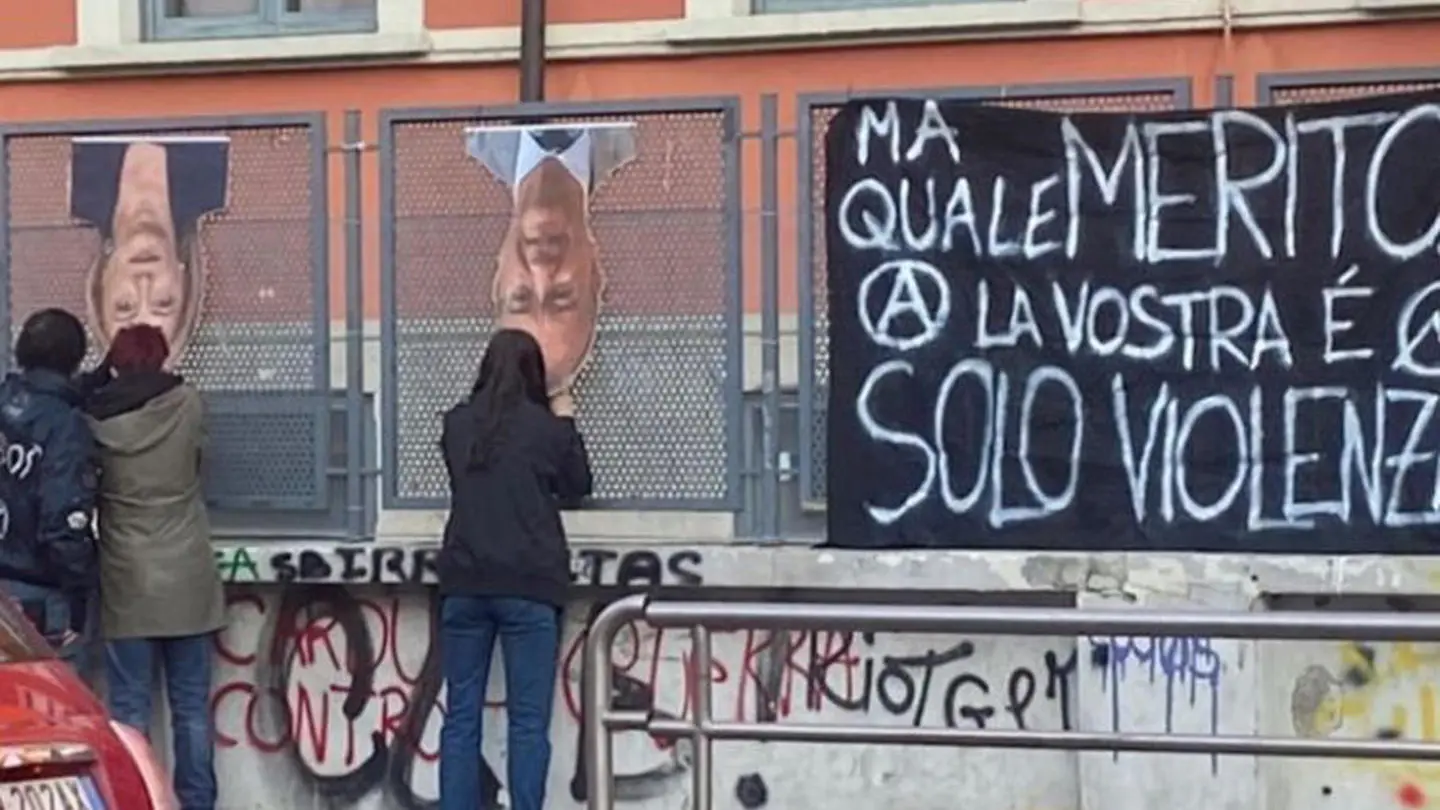 Lo striscione anarchico davanti al liceo Carducci (Alessandro Verri / Ansa)